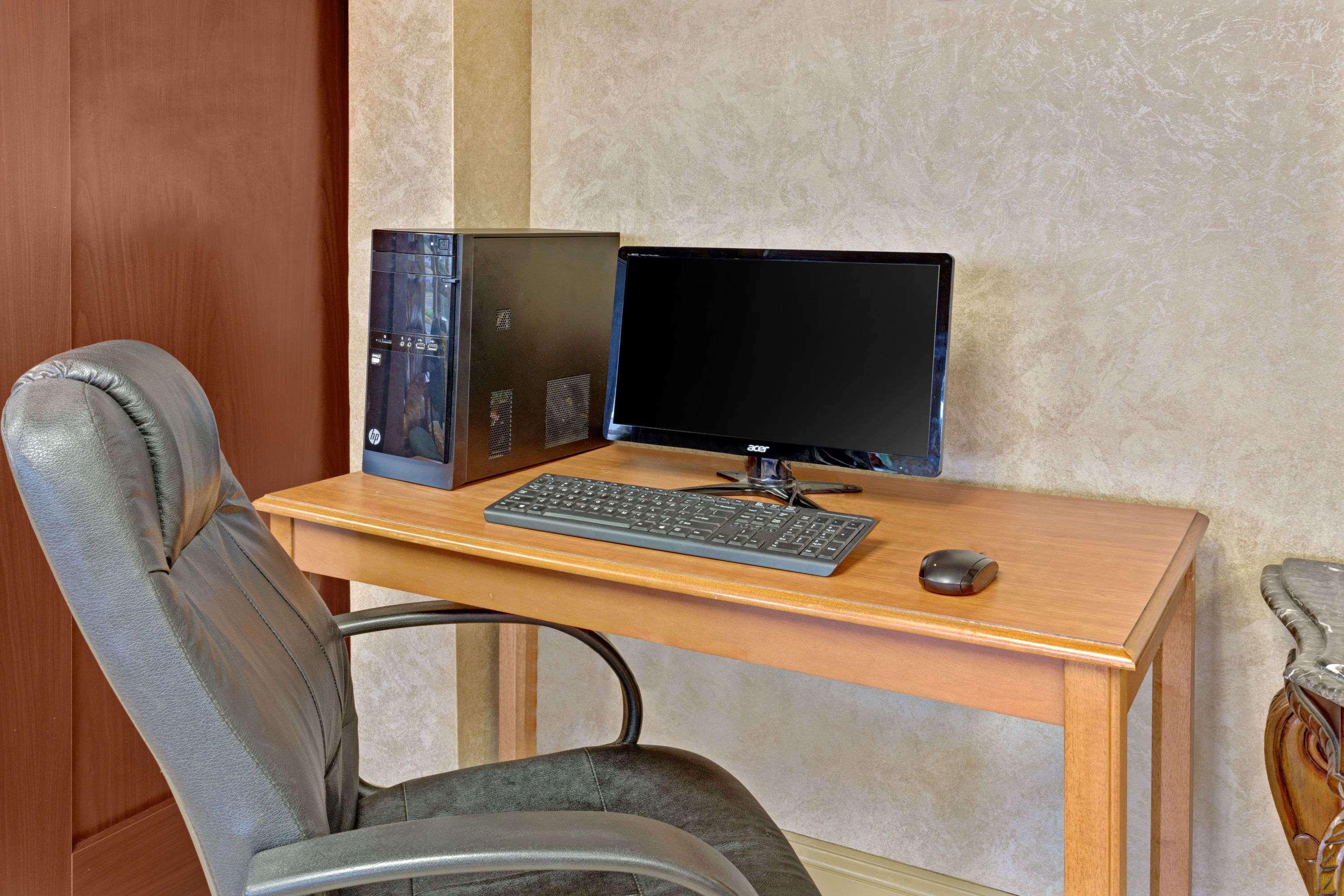 Ramada By Wyndham Baltimore West Екстер'єр фото